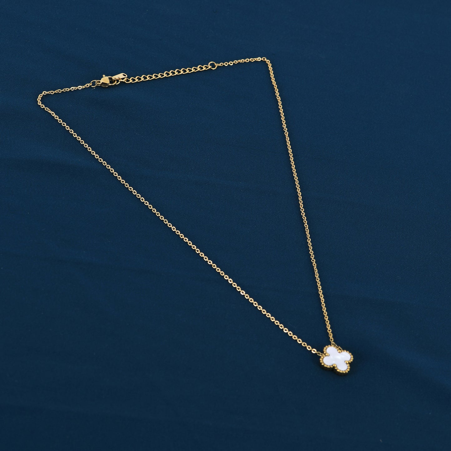White Shell Clover gold necklace – a charming and thoughtful birthday gift for girlfriend, beautifully packaged