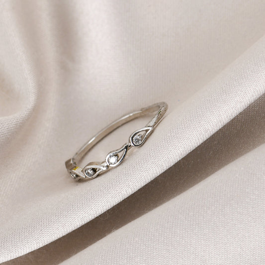Silver Minimal Elegance Ring – perfect choice among engagement rings for women with a minimal yet timeless look