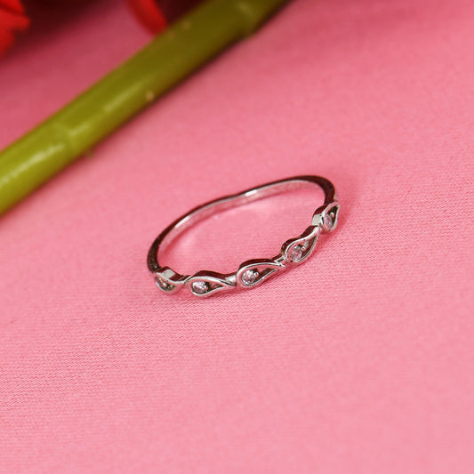 Silver Minimal Elegance Ring – a classic female ring design with a sleek and modern touch